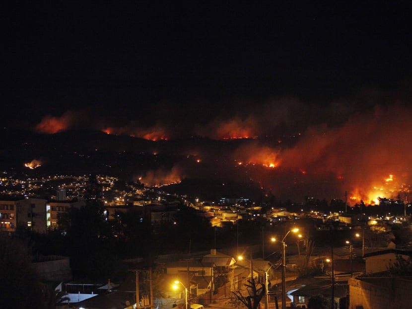 Gallery: Raging fires kill at least 11, destory 1,000 homes in Chile