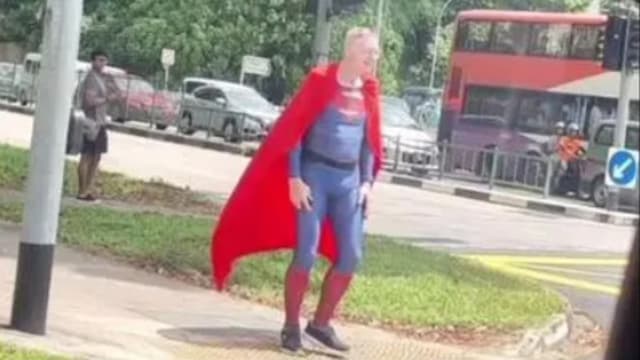“超人”武吉巴督街上跑步 网民调侃：超人不会飞？