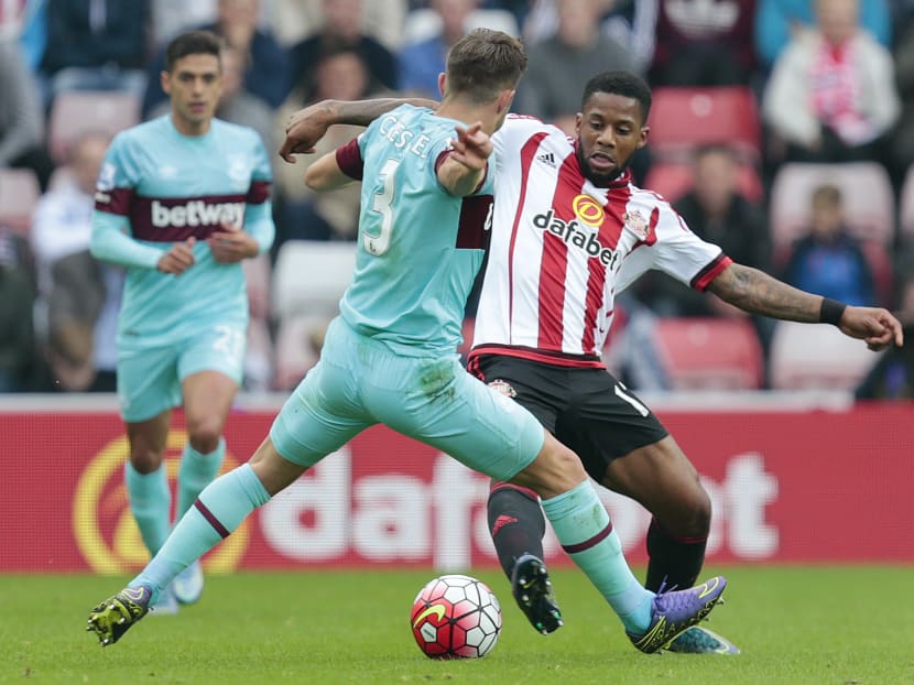 Sunderland's Jeremain Lens in action with West Ham's Aaron Cresswell on Oct 3, 2015. Photo: Action Images via Reuters