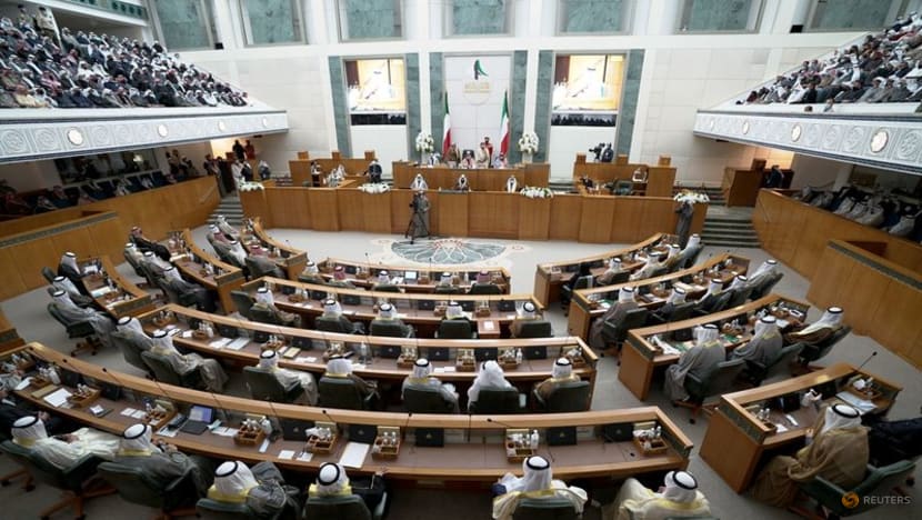 Kuwait again dissolves reinstated parliament by decree