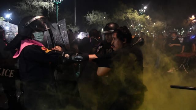泰王宫附近千人示威 演变警民冲突酿30伤