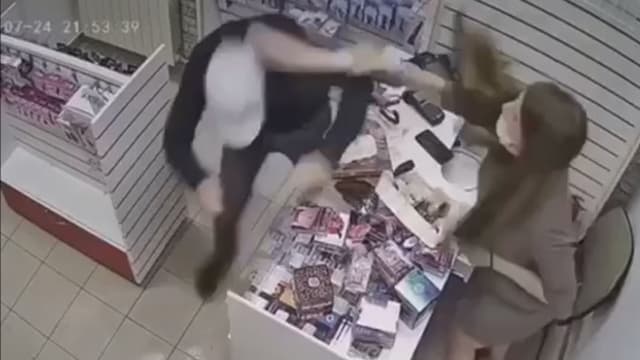 匪徒持刀抢劫 俄罗斯女店员持45公分假阳具击退他