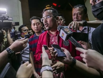 Umno Youth chief Asyraf Wajdi Dusuki is seen here as he arrives at the party's headquarters in WTC Kuala Lumpur on Nov 23, 2022.