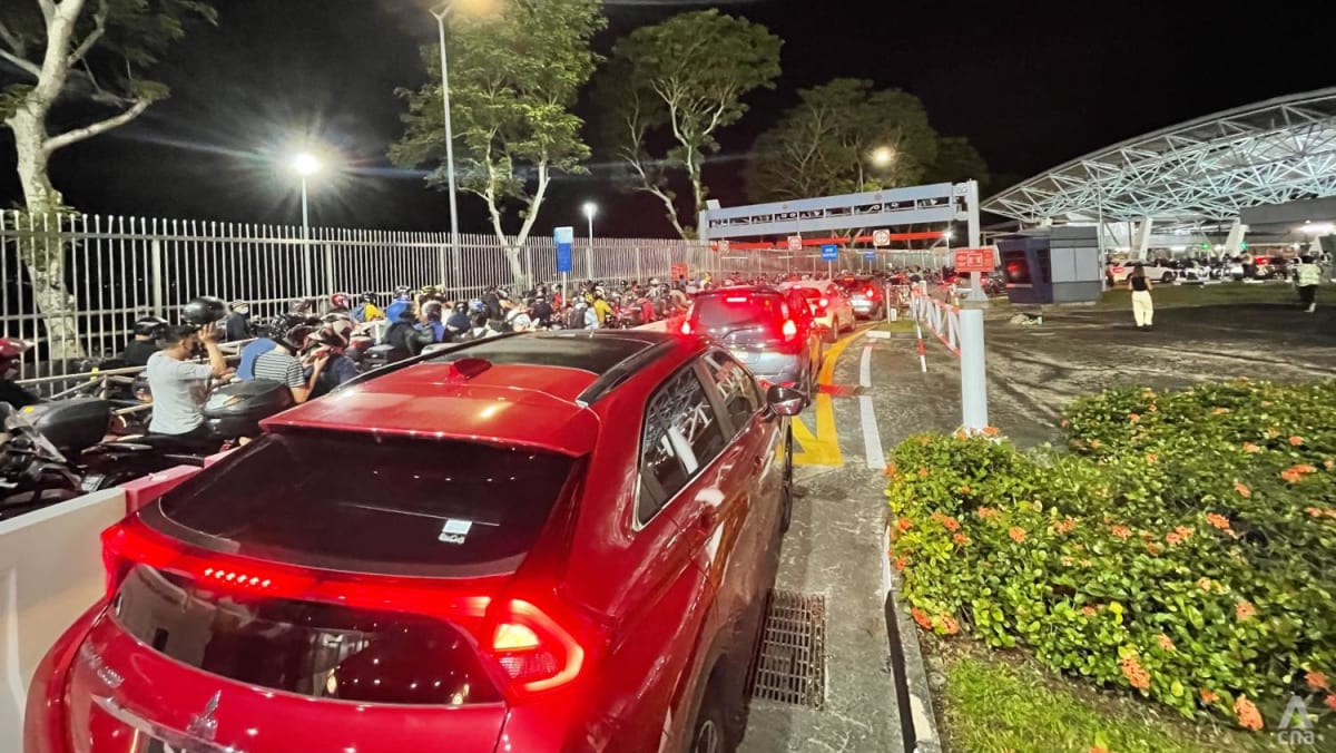 Ratusan pelancong melintasi pos pemeriksaan saat perbatasan darat Singapura-Malaysia dibuka kembali sepenuhnya
