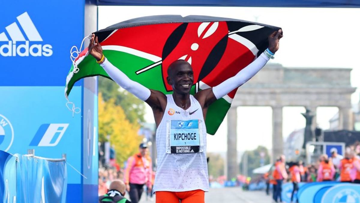 Kipchoge dari Kenya memecahkan rekor dunia maraton di Berlin