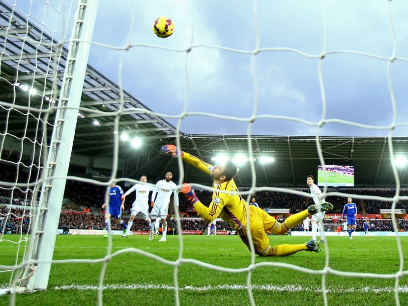 Oscar of Chelsea scores his team's fourth goal past Lukasz Fabianski of Swansea City during the Barclays Premier League match between Swansea City and Chelsea at Liberty Stadium on Jan 17, 2015 in Swansea, Wales. Photo: Getty Image