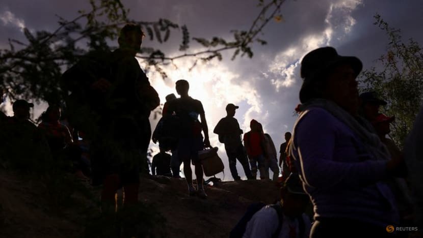 Migranten überqueren den Rio Bravo bei Ciudad Juarez, Mexiko, am 3. Oktober 2023. | Bildquelle: CNA © REUTERS/Jose Luis Gonzalez | Bilder sind in der Regel urheberrechtlich geschützt