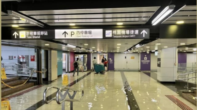 台湾北部暴雨狂炸 台北车站惊变“泳池”
