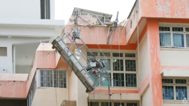 组屋高楼施工吊篮倾斜 两工人被送院
