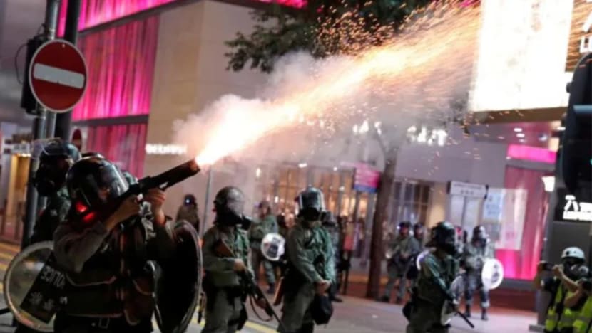 Bantahan di Hong Kong: Seorang pelajar maut terjatuh dari bangunan Bantahan di Hong Kong: Seorang pelajar maut terjatuh dari bangunan