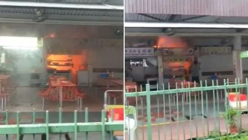 Sebuah gerai terbakar di Pusat Penjaja Changi Village