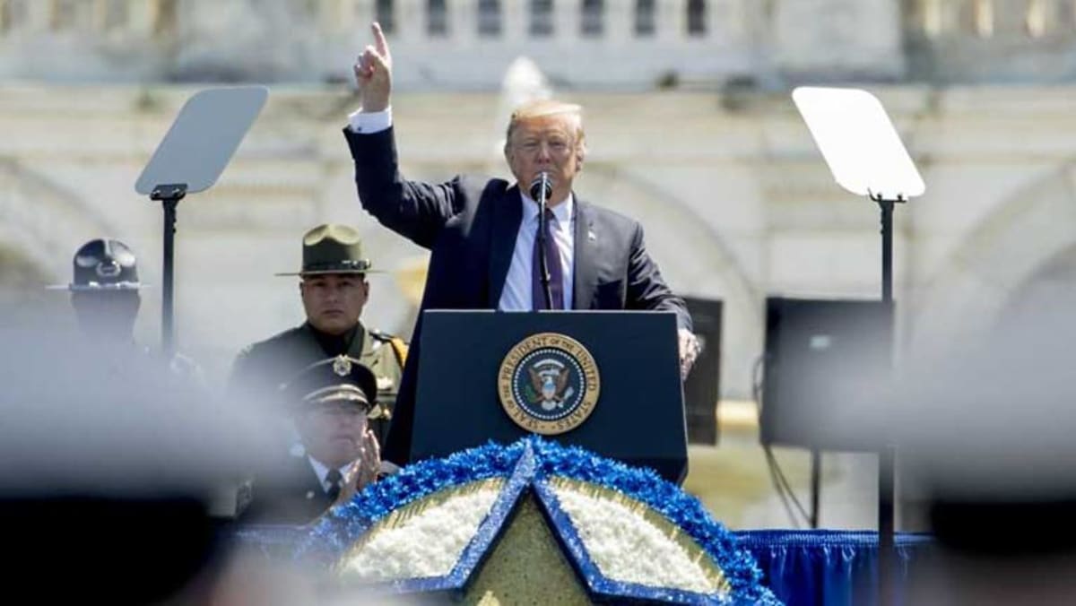 Trump mengumumkan larangan darurat terhadap telekomunikasi asing yang menimbulkan risiko keamanan