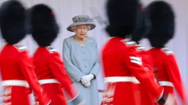 英国女王出席阅兵仪式 庆祝95岁生日