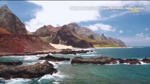 巴西火山岛屿遭遇塑料污染 融化塑料竟与岩石结合