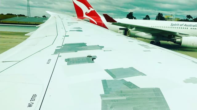 澳洲客机机翼上贴满胶带 乘客担心安全问题 专家解惑
