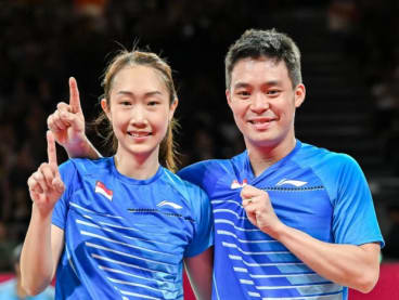 Jessica Tan and Terry Hee celebrate after winning the mixed doubles final at the 2022 Commonwealth Games in Birmingham on Aug 8, 2022.