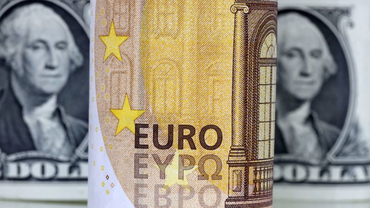 Dolar tergelincir mendekati level terendah dalam 9 bulan terhadap euro setelah data inflasi AS