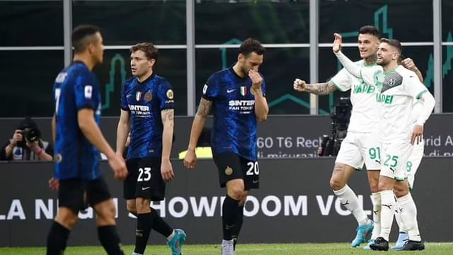 意甲联赛：国际米兰0比2败给萨索洛