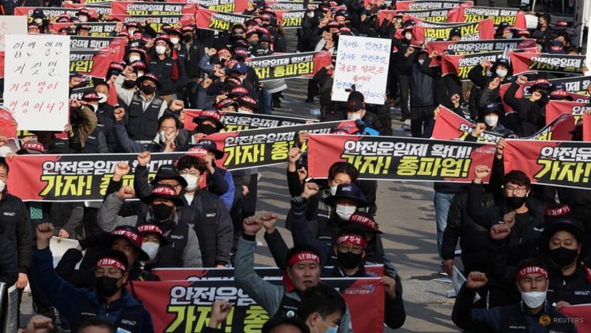 South Korea government plans first talks with striking truckers South Korea government plans first talks with striking truckers