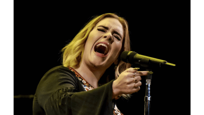 Adele To Host Saturday Night Live For The First Time And She's "Absolutely Terrified"