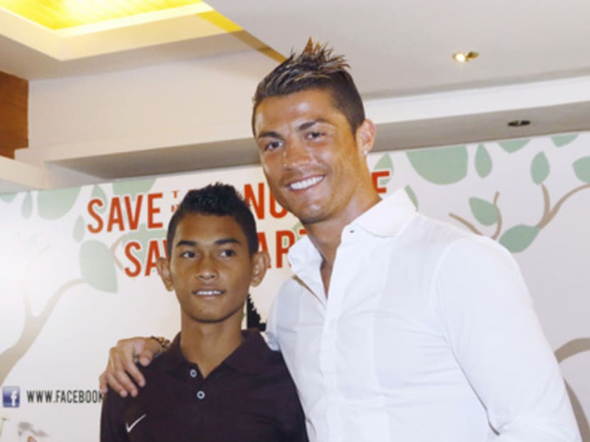 Martunis with Portugal star Cristiano Ronaldo in 2013. Photo: epa