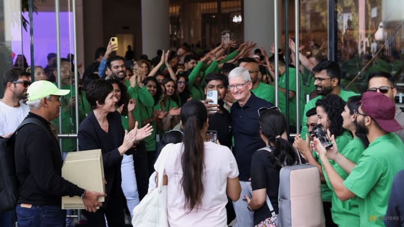 Apple opens first India store as fans show off vintage devices, take selfies Apple opens first India store as fans show off vintage devices, take selfies
