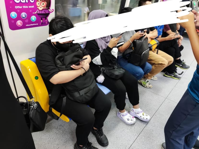 Reddit users observed that they have not witnessed foldable seats on MRT trains being folded during peak hours. Reddit users observed that they have not witnessed foldable seats on MRT trains being folded during peak hours.