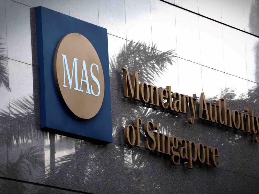 The Monetary Authority of Singapore said that banks should offer shareholders the option of receiving the dividends in shares instead of getting payments in cash.
