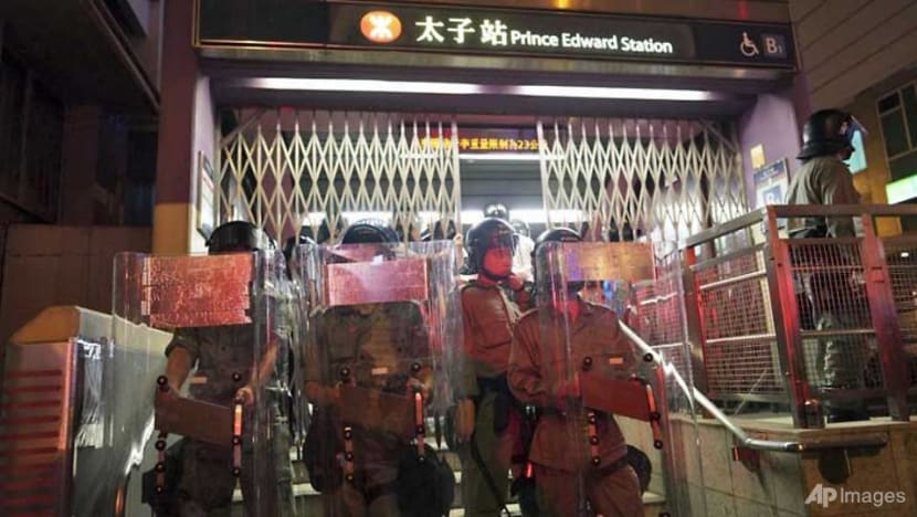 Protesters, riot police continue to square off in Hong Kong Protesters, riot police continue to square off in Hong Kong