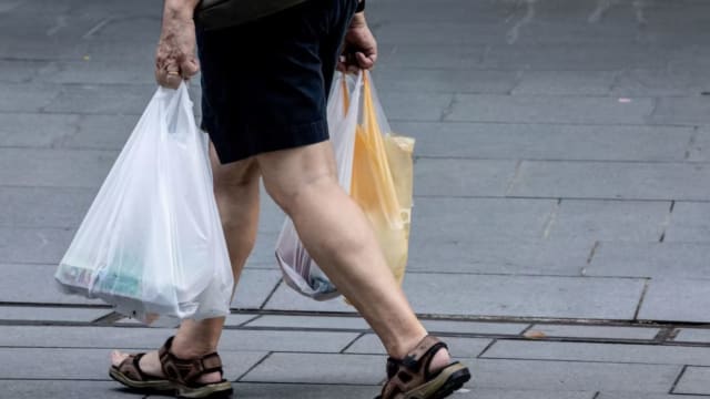 大型超市料今年中起为塑料袋收费