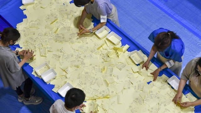 日本参议院选举出口民调：执政联盟可赢过半议席