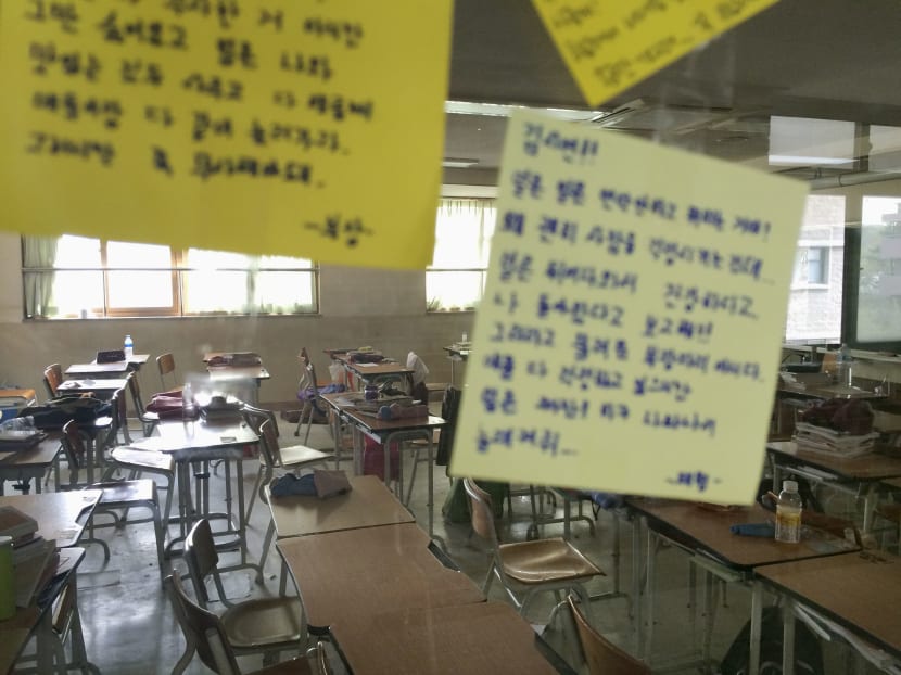 Messages left by fellow students are stuck to the classroom windows of students missing in the South Korean ferry disaster at Danwon High School in Ansan, April 18, 2014. Photo: Reuters