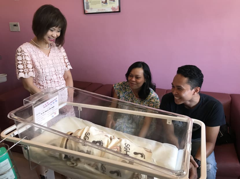 Senior Minister of State Dr Amy Khor interacting with new parents, Ms Nabilla Hashim and Mr Fadli Bohari, on Friday, Dec 29, 2017. Photo: Wong Pei Ting/TODAY