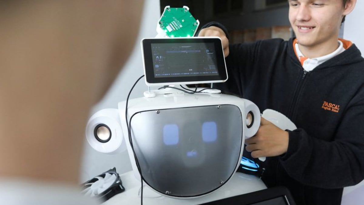 Halo Einstein!  Robot dengan ChatGPT mengguncang ruang kelas di Siprus