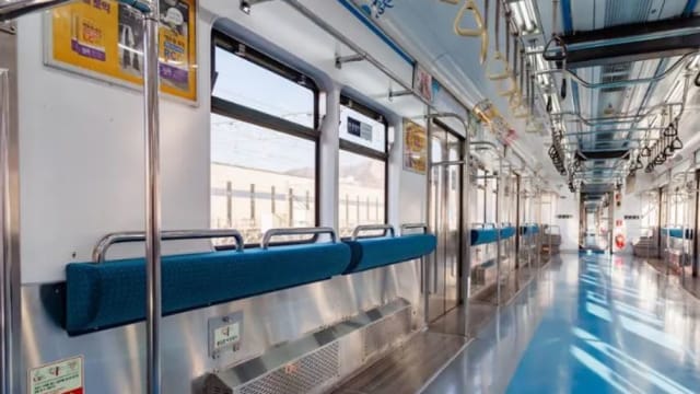 缓解高峰时段拥挤情况 首尔地铁推出无座椅车厢