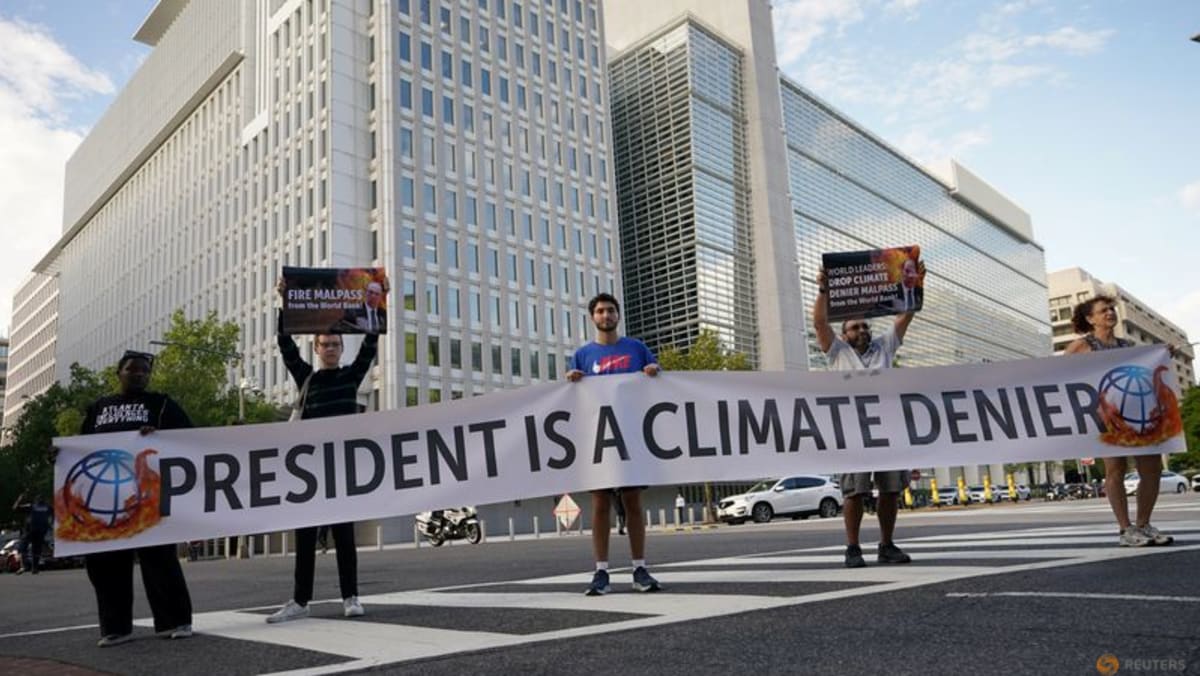 Dengan seruan untuk mengundurkan diri, respons Malpass Bank Dunia terhadap krisis iklim berubah