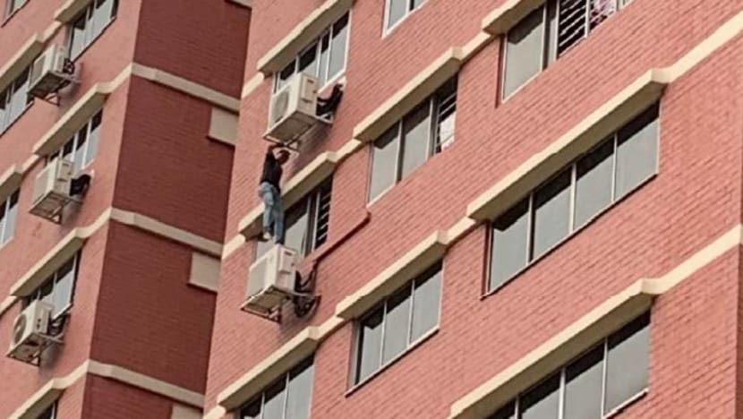 Man scales down Sin Ming HDB block during drug raid: CNB Man scales down Sin Ming HDB block during drug raid: CNB