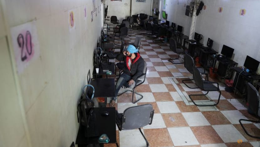Yemenis struggle without internet for third day after air strikes Yemenis struggle without internet for third day after air strikes