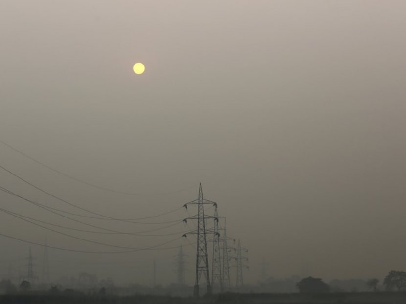 High tension electric pylons are pictured on a smoggy day in New Delhi, India, November 30, 2015. The capitals of the world's two most populous nations, China and India, were blanketed in hazardous, choking smog on Monday as climate change talks began in Paris, where leaders of both countries are leading participants. Photo: Reuters