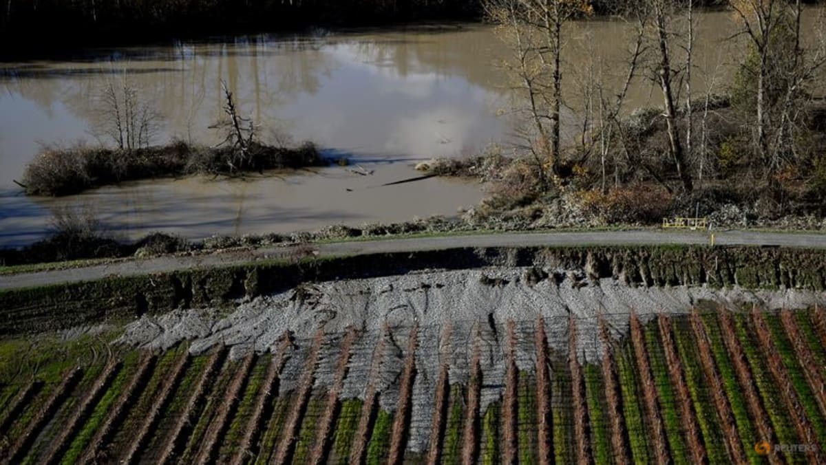 Provinsi Kanada yang dilanda banjir bersiap menghadapi hujan lebat, tiga mayat ditemukan