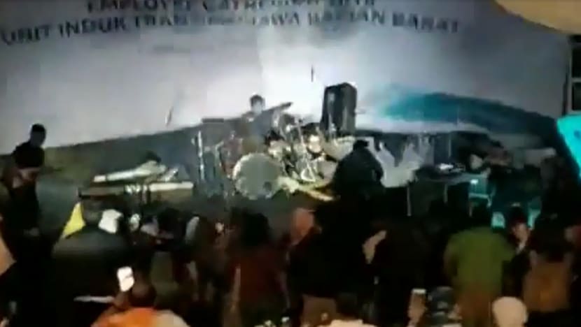 Indonesia tsunami: Wave crashes into local pop band Seventeen's performance Indonesia tsunami: Wave crashes into local pop band Seventeen's performance