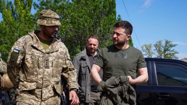 乌克兰总统泽连斯基再次到前线视察战情和探访士兵