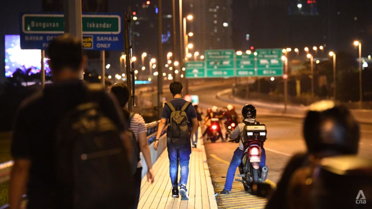 长周末开始时，近28万旅客在陆路检查站离开新加坡前往马来西亚-CNA