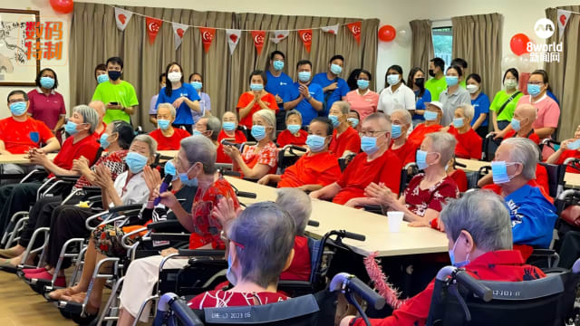 慈善机构同伙伴在疗养院和社区医院办活动 让年长者为国庆生