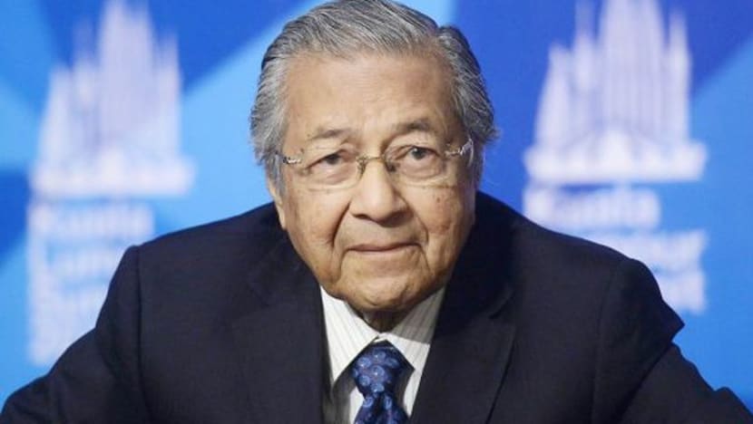 Dr Mahathir boleh janji langit & gunung sebab beliau pembangkang - Menteri Pendidikan M'sia