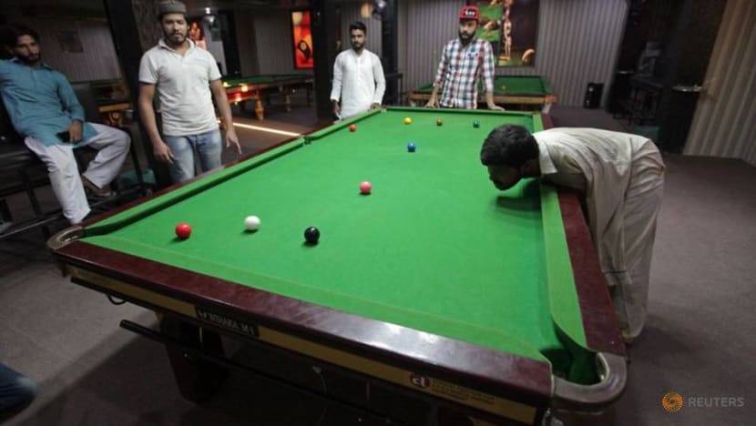 Born without arms, plenty of moxie, Pakistani man masters snooker Born without arms, plenty of moxie, Pakistani man masters snooker