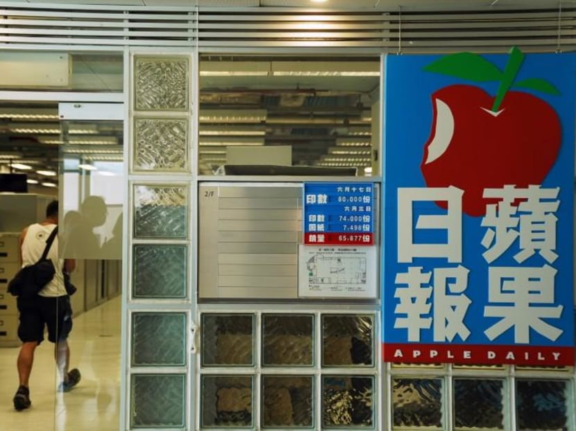 HK democracy supporters snap up Apple Daily copies amid anger at police raid HK democracy supporters snap up Apple Daily copies amid anger at police raid