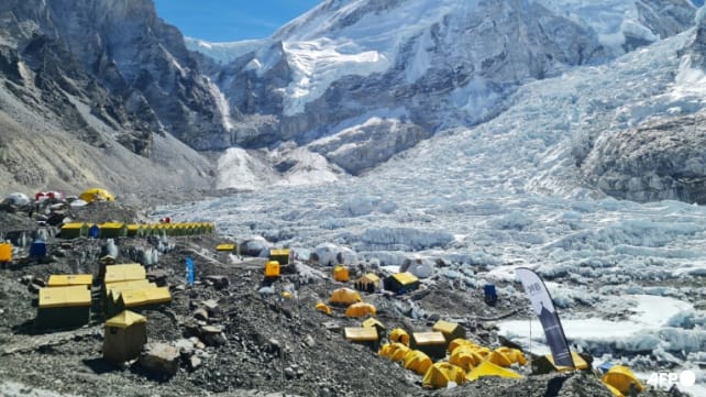 Nepal court orders limit on Everest climbing permits