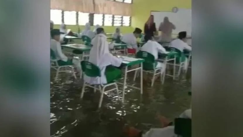 Murid di Kajang duduki peperiksaan dalam banjir 