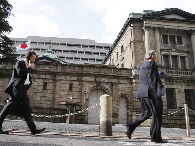 People walk in front of the Bank of Japan building in Tokyo, April 4, 2013. Photo: AP